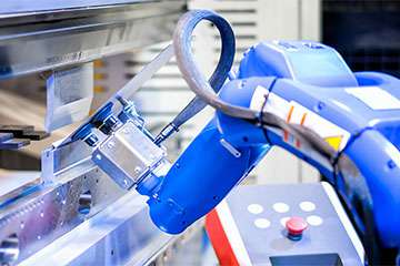 钣金行业资讯-采用机器人钣金折弯，钣金加工行业已经不再需要大批量的尺寸来使用机器人折弯机-中国·618永利(集团)有限公司-官方网站